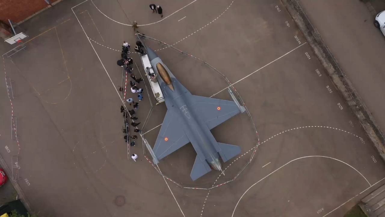 Un avion de chasse "F-16" s'invite à l'Institut Cardijn-Lorraine d'Arlon