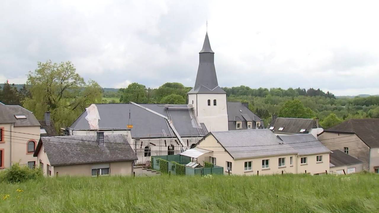 Nouvelles toitures pour le clocher d'Attert et l'église incendiée de Stockem 