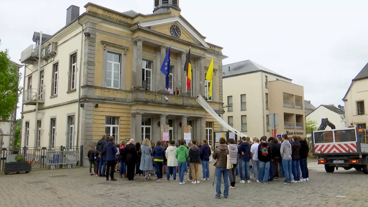 A Neufchâteau, les écoliers ont confectionné un filet de solidarité avec 6 000 liens colsons