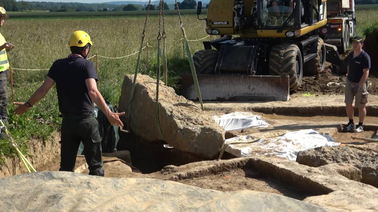 Les trois menhirs taillés découverts il y a peu ont rejoint le dolmen de Wéris