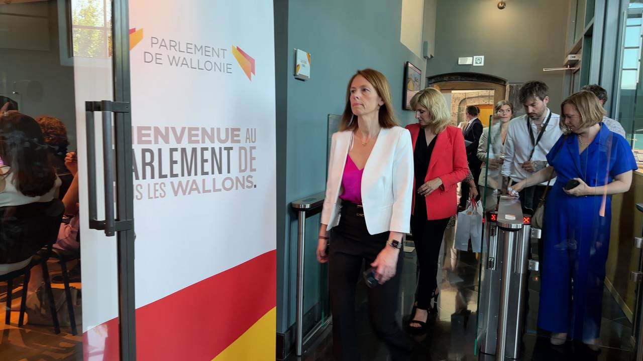 Prestation de serment au parlement wallon : les six députés luxembourgeois sont en place