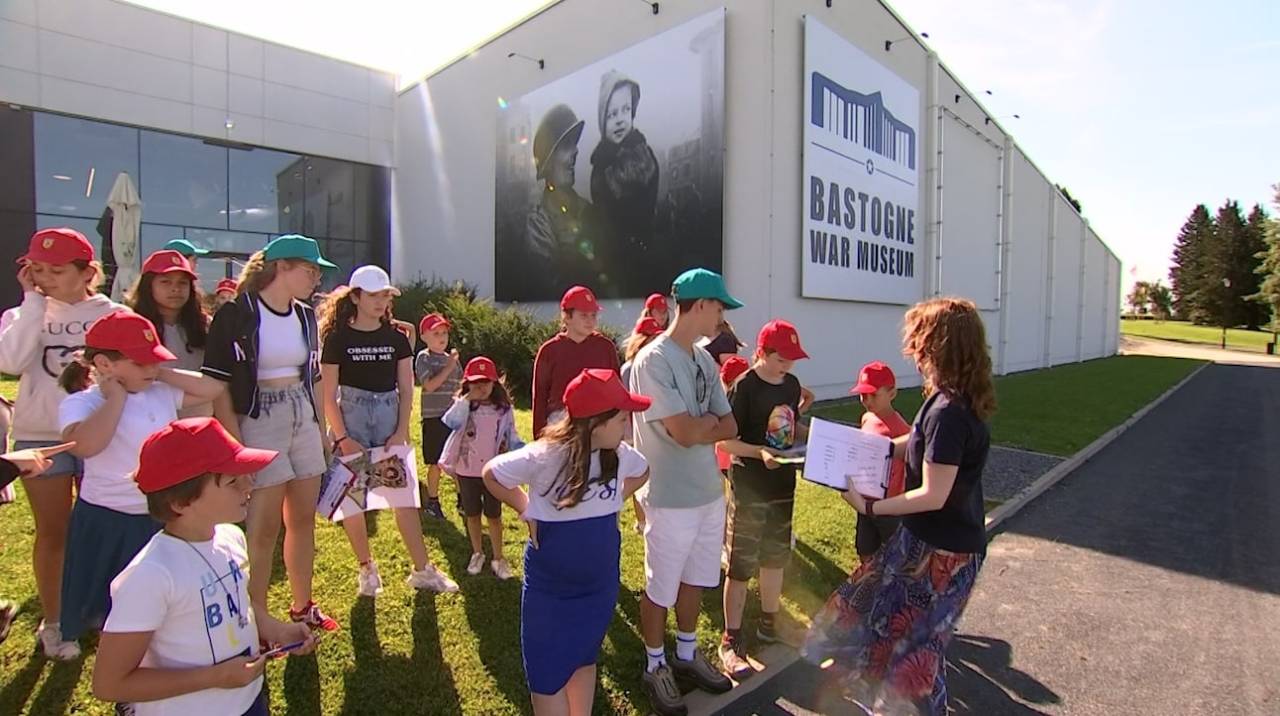 Les enfants des plaines découvrent le Bastogne War Museum