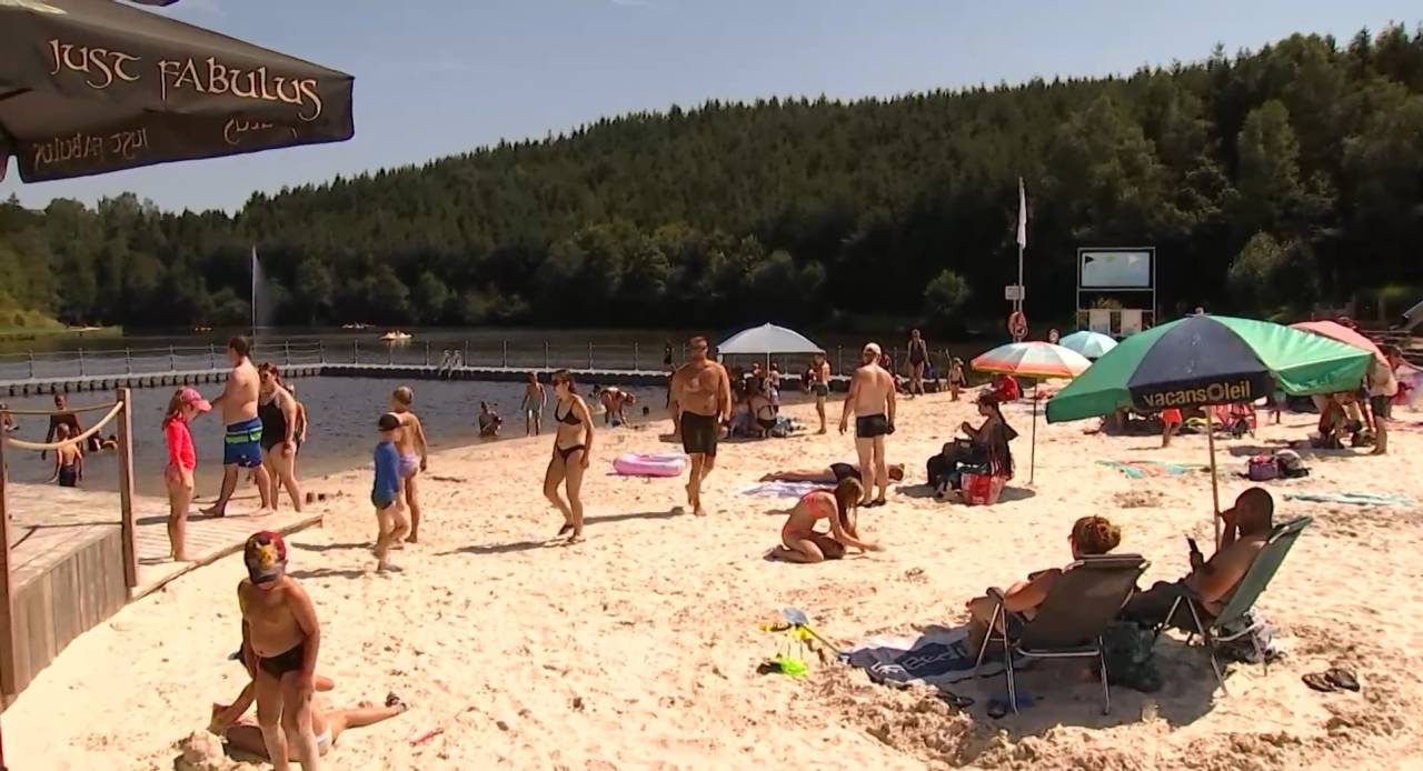 Neufchâteau : les vacanciers profitent du soleil à la Vallée du Lac