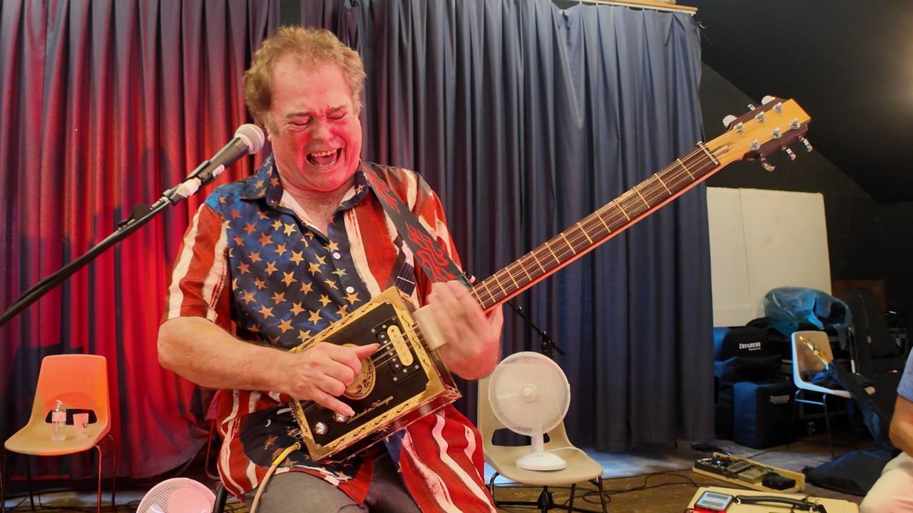 Première réussie pour le festival Cigarbox Guitar à Grandmenil