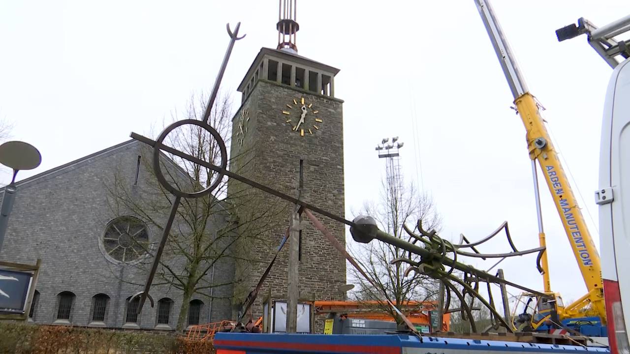 Tenneville : démontage du bulbe et de la flèche de l’église 
