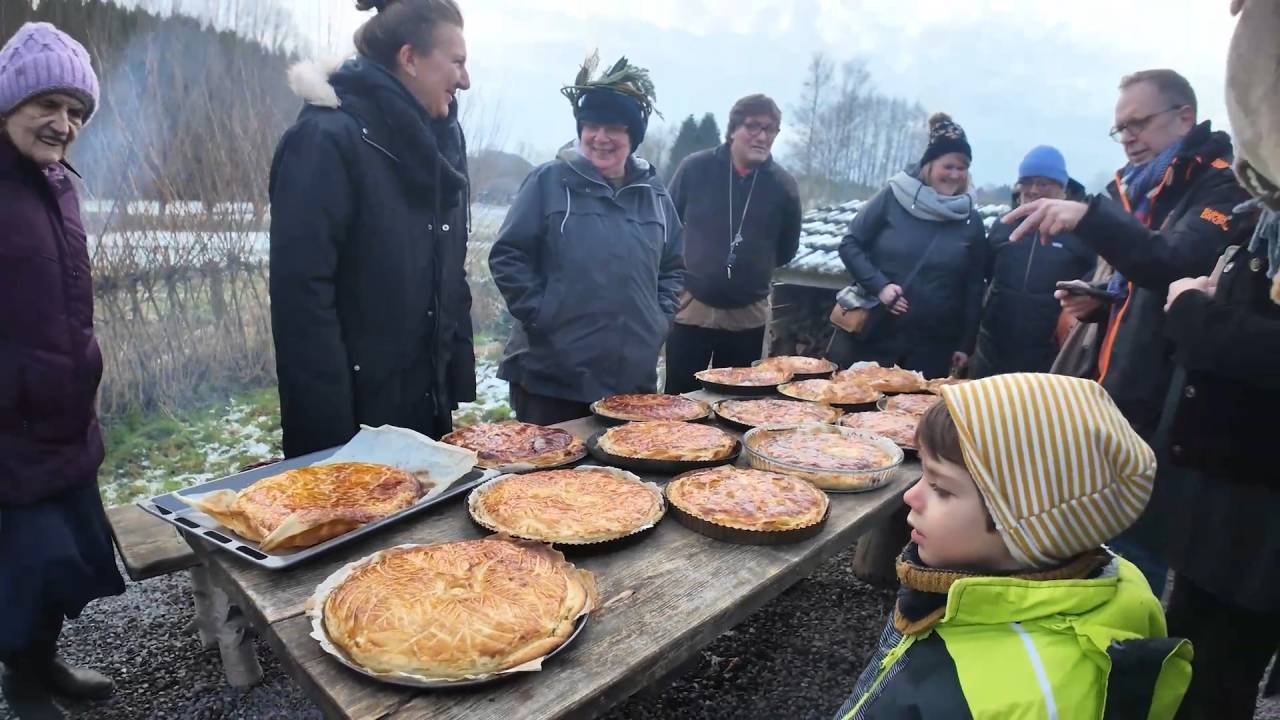 Journal : préparation maison et cuisson dans le four à pain, des galettes des rois royales