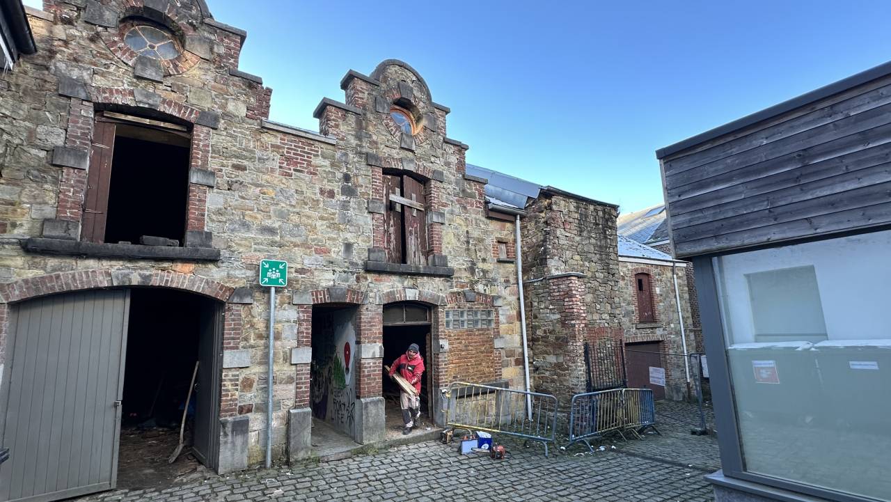 Au coeur de Saint-Hubert, la rénovation des anciennes écuries a démarré