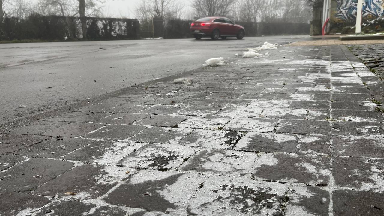 Le verglas rend les routes et les trottoirs dangereux par endroits