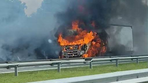 Un camion en feu à hauteur de Heinsch: trafic perturbé sur la E411 en direction de Namur