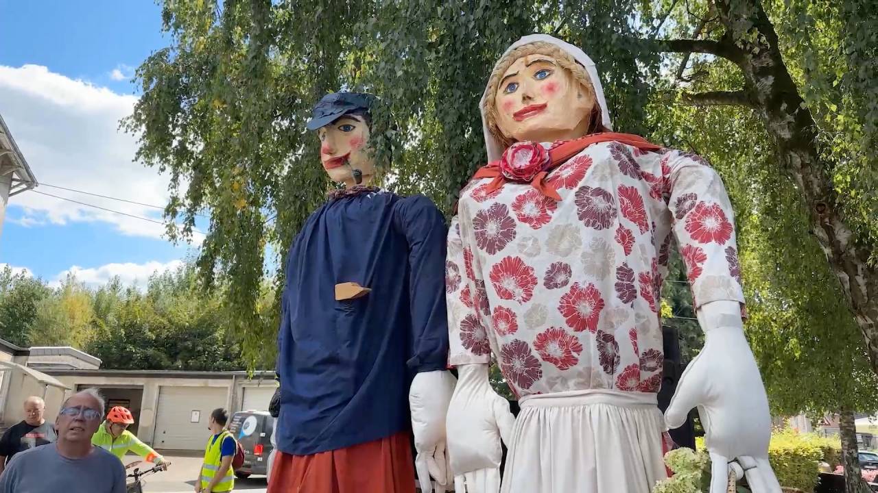 À Marbehan, 3 géants revêtent leurs nouveaux habits lors du grand défilé