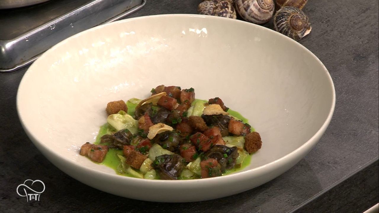 Petits-gris de Bierwart, lard fumé, chou pointu, crème de laitue et chips d’ail croustillantes