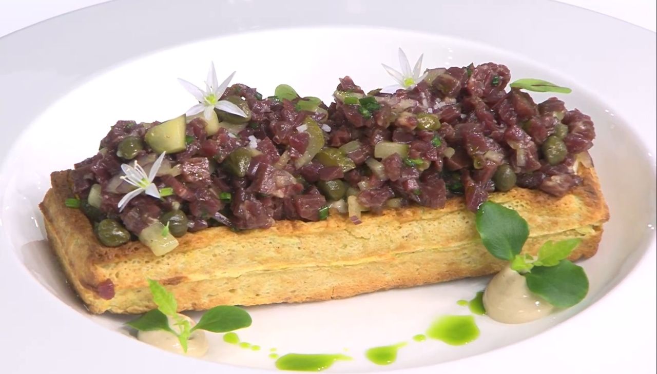 Tartare de bœuf maturé et fumé à l’ail noir, sur gaufre de pomme de terre