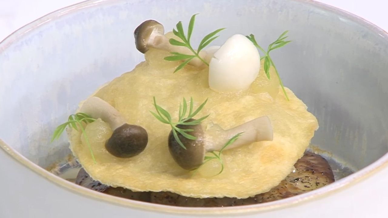 Foie gras poêlé, raviole croustillante, chou blanc en pickles & bouillon thaï