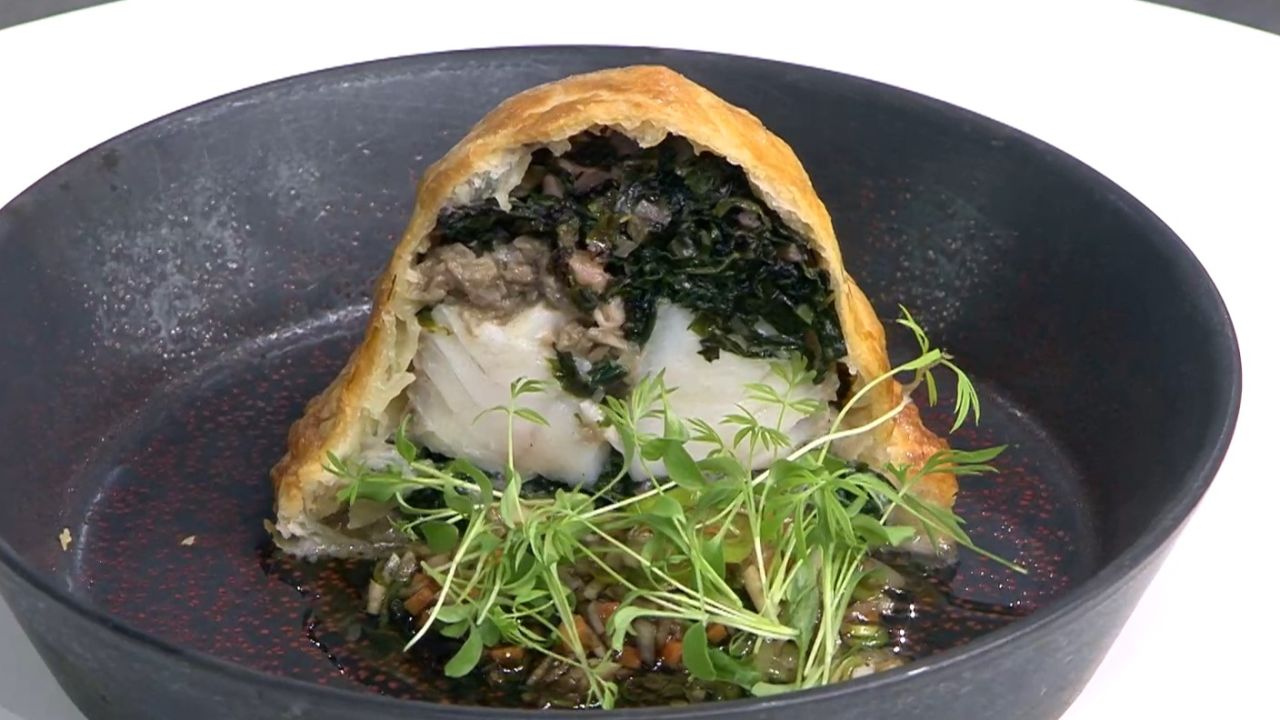 Pithiviers de poisson, embeurrée de chou & sauce vierge