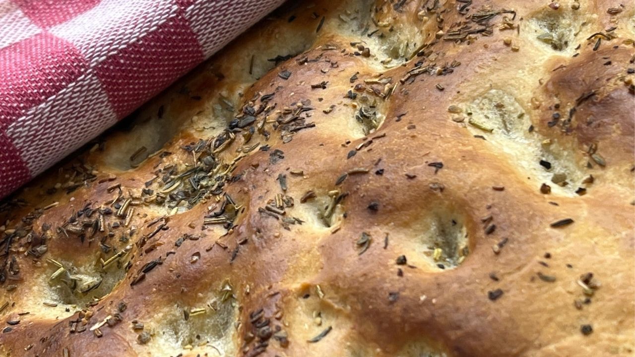 Focaccia aux herbes : la recette moelleuse et parfumée de Ludovic Vanackere – L’Atelier de Bossimé