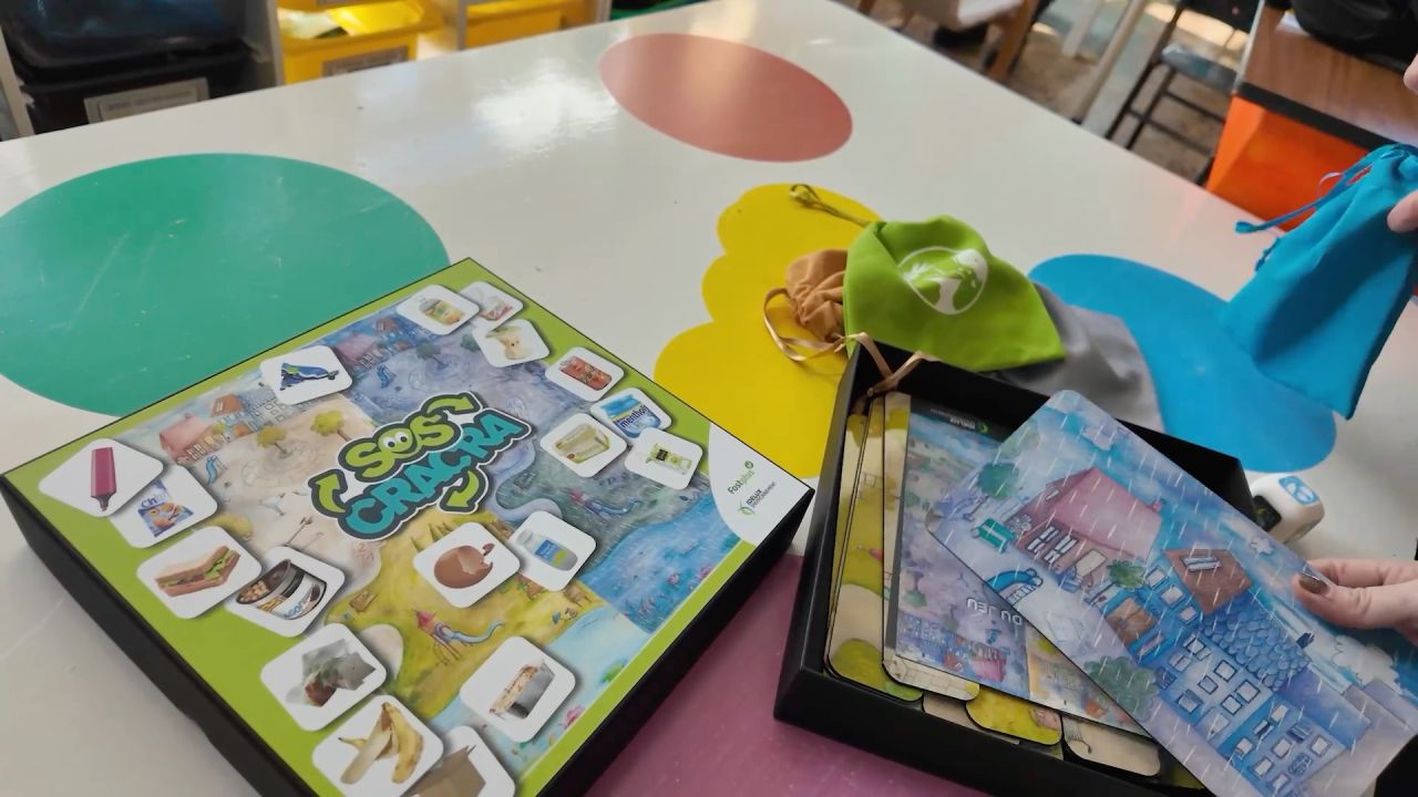 Dans les écoles, le tri s’apprend désormais avec “SOS Cracra”, le nouveau jeu développé par Idelux Environnement