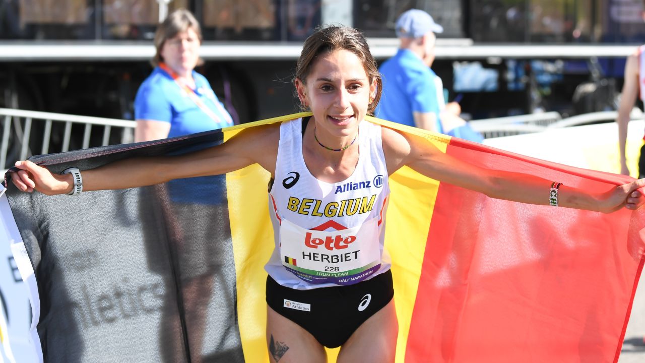 Chloé Herbiet signe un nouveau record de Belgique du semi-marathon