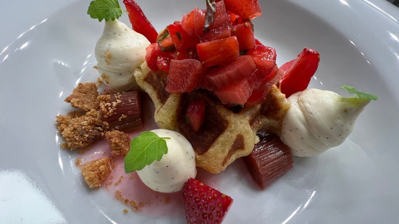 La gaufre qui bouscule tout : fraise, rhubarbe confite et crémeux chocolat blanc du Gaufronome