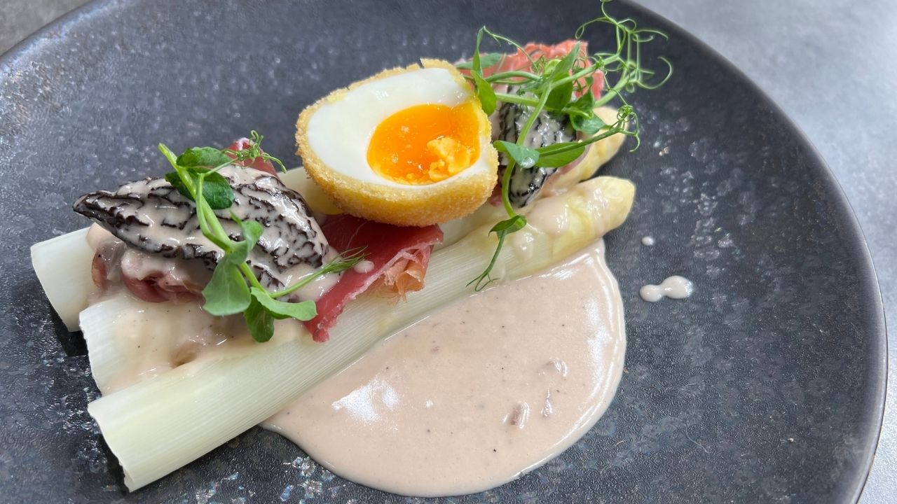 Asperges, morilles, jambon d’Ardenne et œuf : la recette printanière signée Table et Comptoir