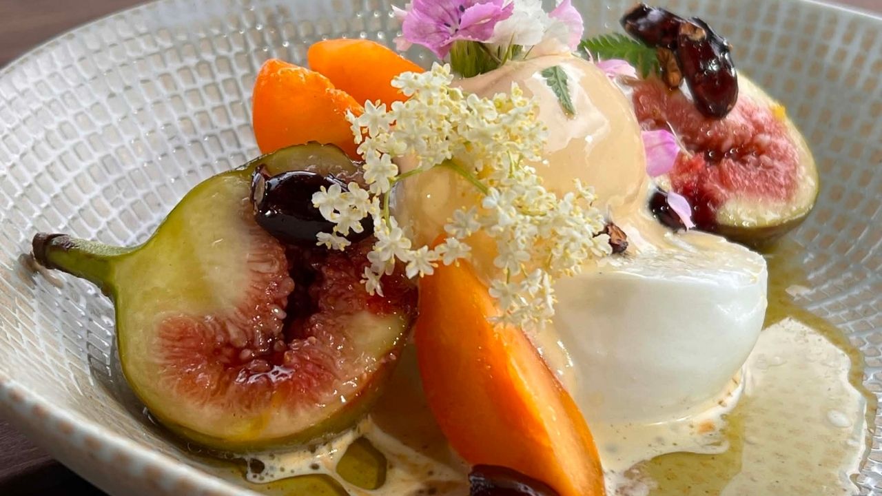 Dessert barbecue : fruits grillés et glace fumée au lait de bufflonne