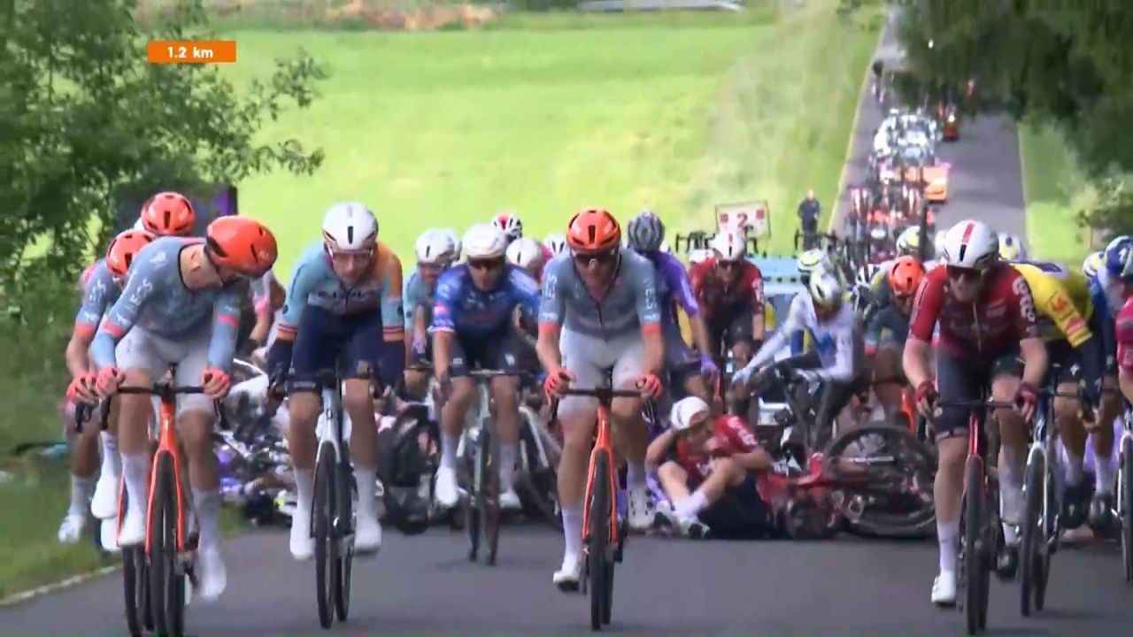 Tour de Wallonie : la victoire à domicile s’envole pour Arnaud De Lie après une chute à 1,5 km de l’arrivée