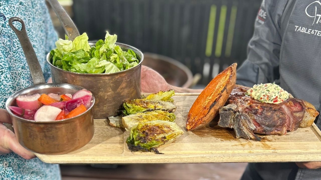 Côte de porc maturée au barbecue : la recette avec légumes grillés et beurre gremolata