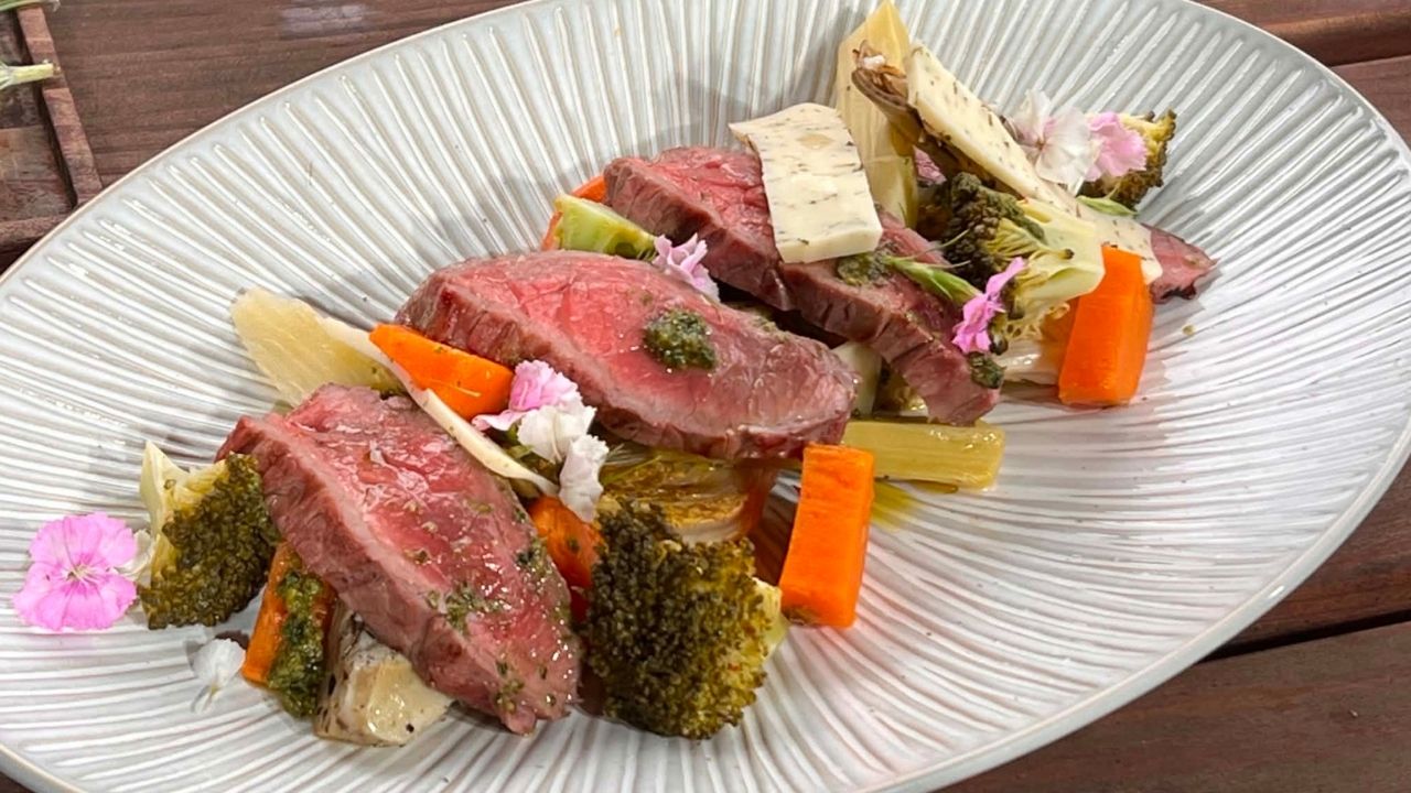Tagliata de Blanc-Bleu Belge au barbecue : la recette avec légumes grillés et pesto maison