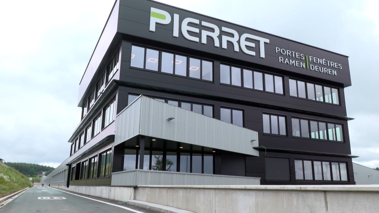 Pierret nous fait visiter son nouveau hall d'assemblage des châssis PVC à Transinne