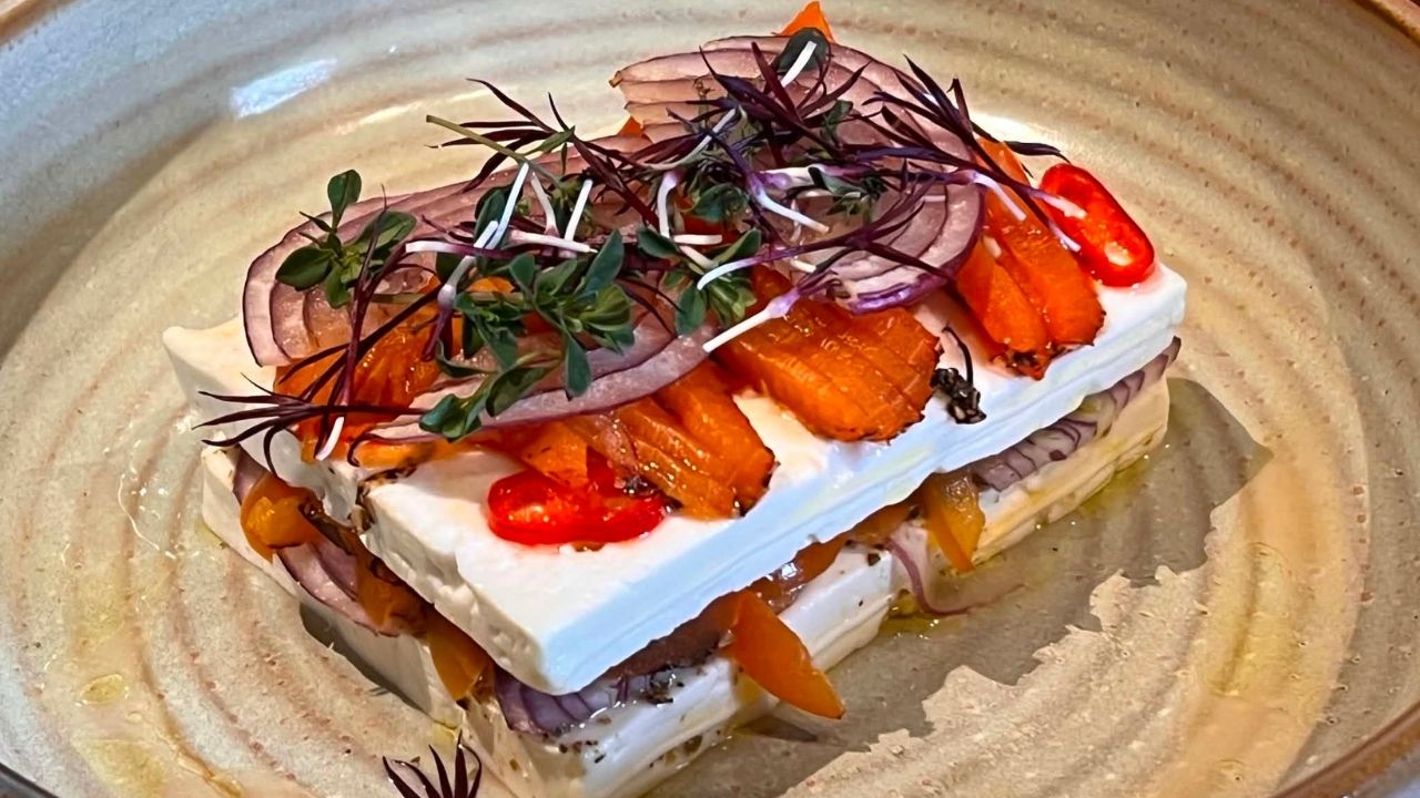 Feta fumée au barbecue, pain grec et traditions crétoises