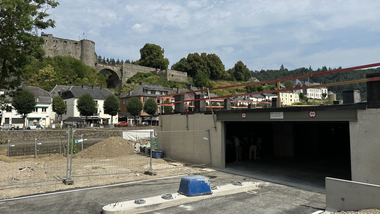 A Bouillon, le parking souterrain ouvre ce vendredi, tandis que le chantier de l'hôtel se met en pause