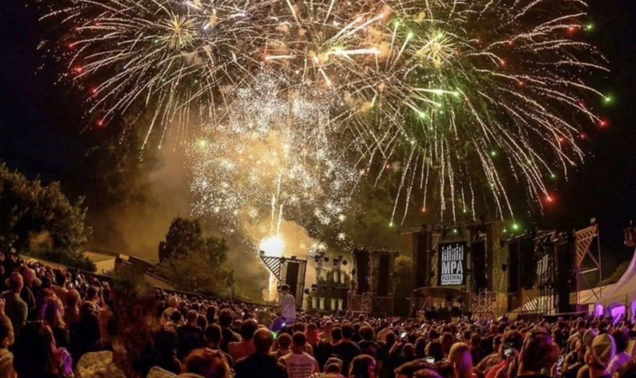 Feu d’artifice maintenu à Bruxelles, mais annulé à Dampicourt : le gouverneur interpellé par un citoyen