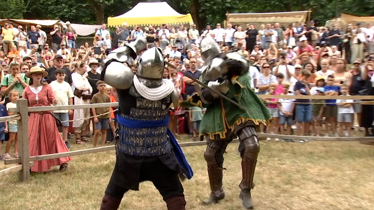 Les chevaliers descendent dans l'arène lors de la Fête Médiévale de Bouillon