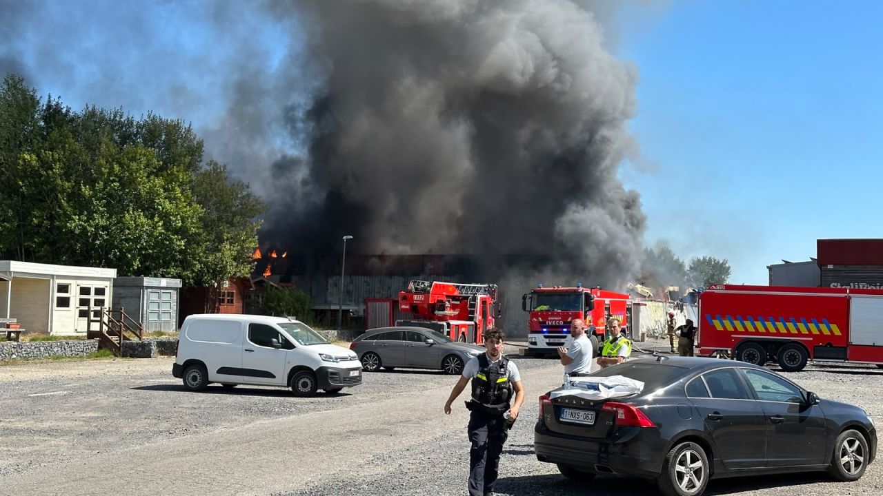 Incendie en cours chez Stallbois à Etalle. Le magasin Delhaize voisin évacué