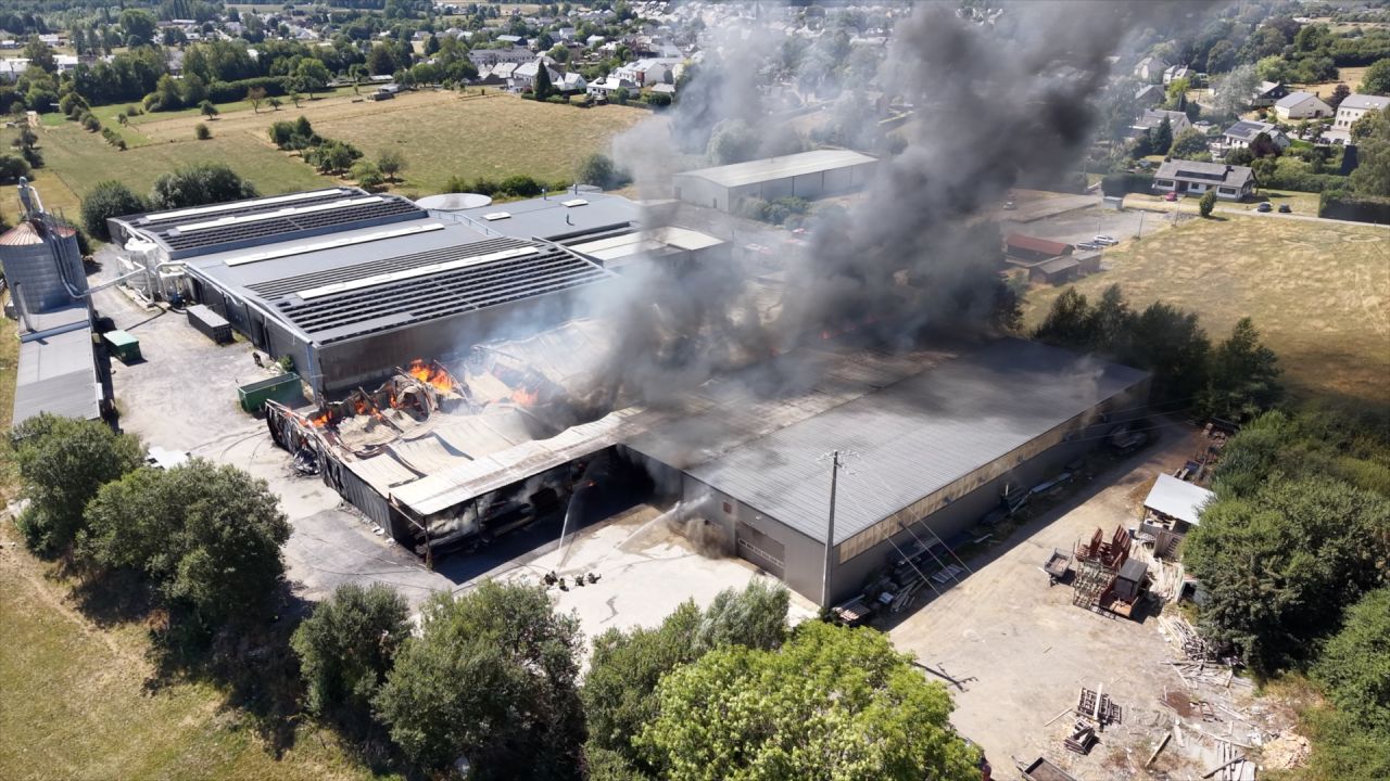 Incendie chez Stallbois à Etalle. Le magasin Delhaize voisin évacué