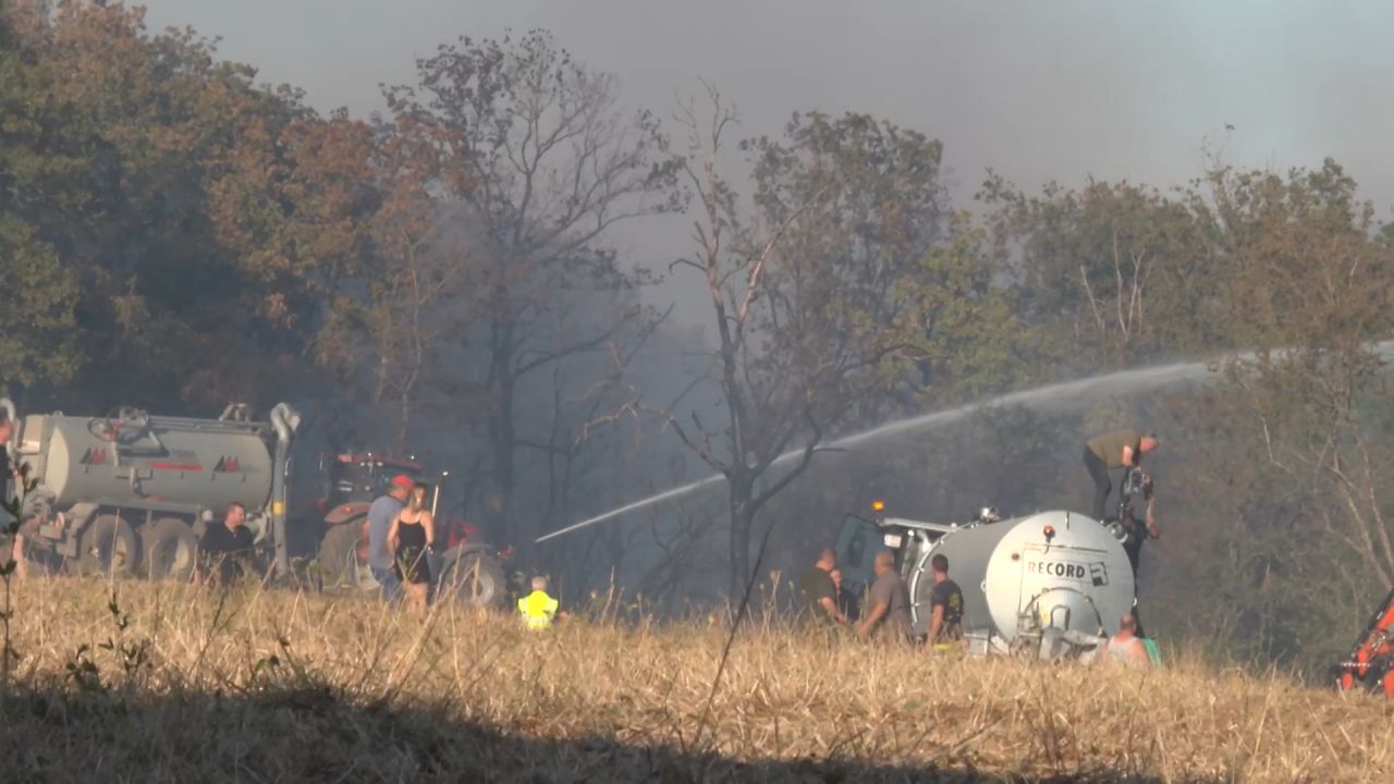 Wellin pose un geste pour remercier les agriculteurs de leur aide contre le feu