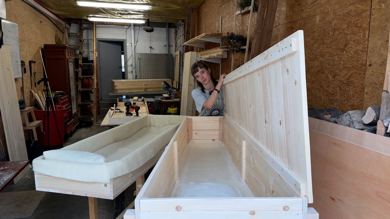 Saint-Médard: Laura fabrique des cercueils écologiques