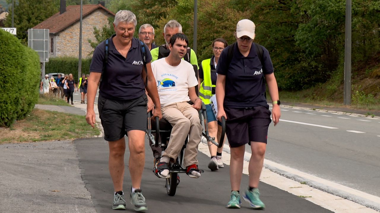 Ils traversent la Wallonie à joëlette pour Cap48
