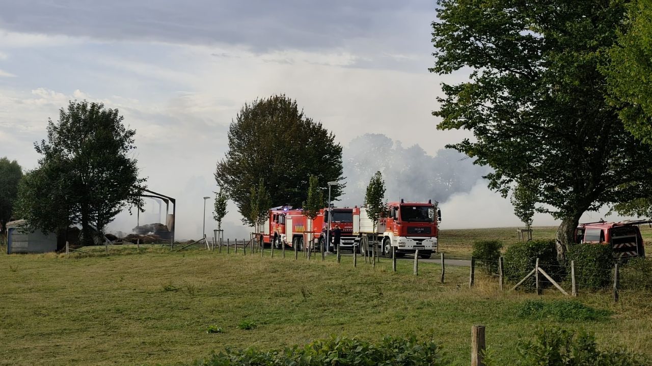 Un incendie ravage un hangar à la Ferme des Roses à Pin