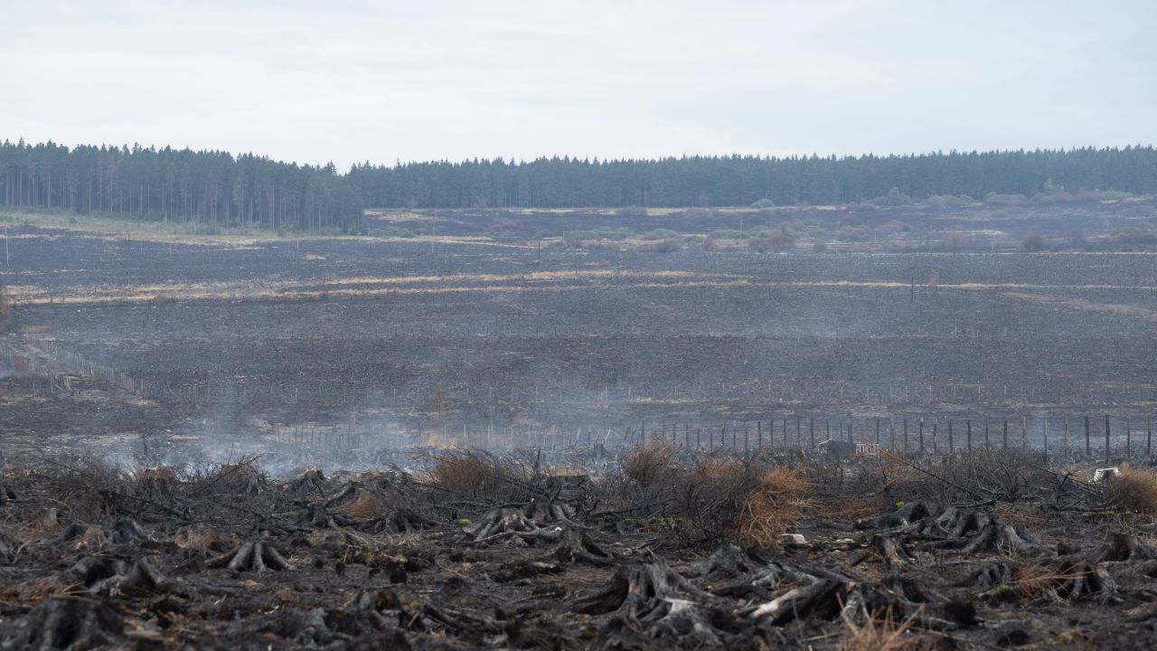 Incendie dans les Fagnes. Des travaux de fauchage, qui en Luxembourg étaient suspendus depuis un mois