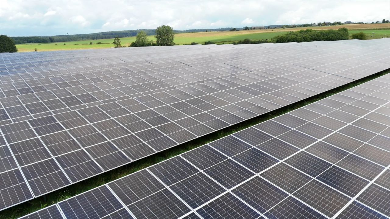 Eneco Wind Belgium veut installer un champ photovoltaïque de 13ha sous ses éoliennes de la E411/E25 