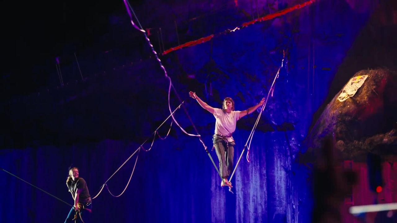 Ils enchainent les figures sur une sangle à 16 m de haut : découvrez le highline freestyle