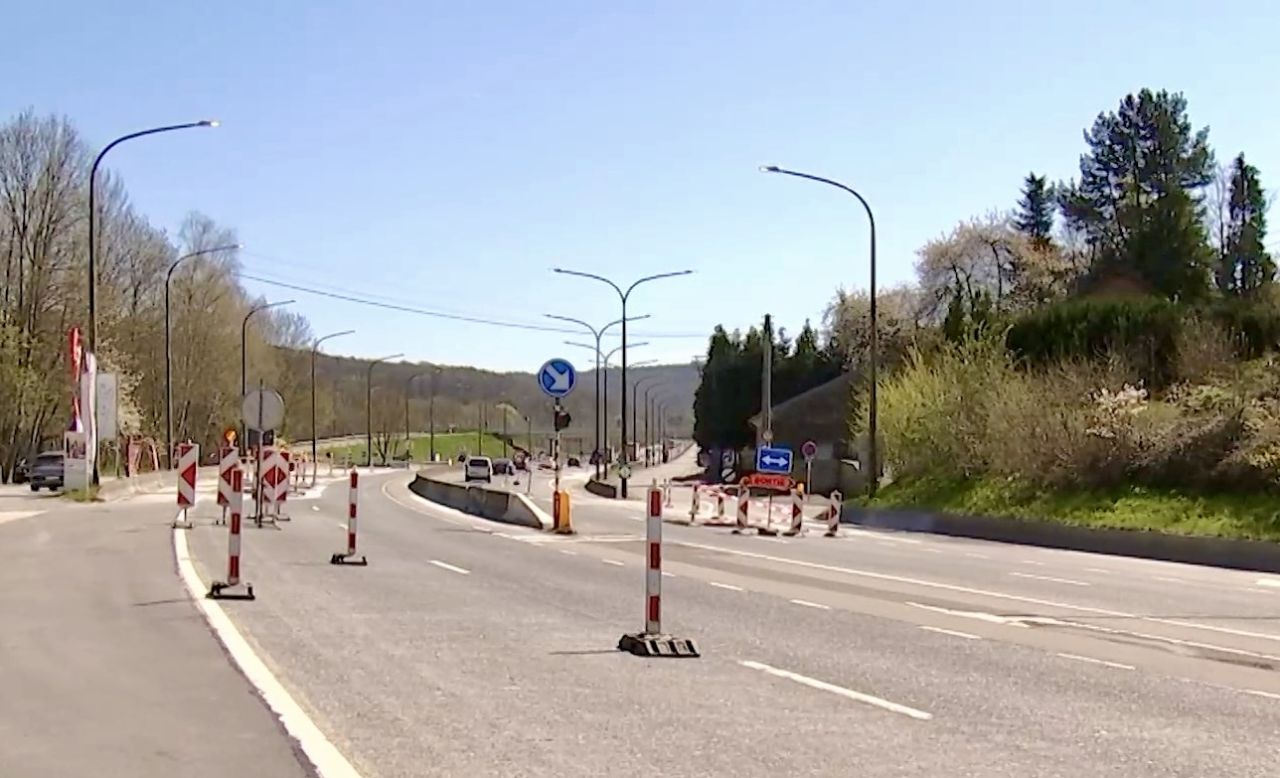 N4 à Bande : un camion heurte le rail d’un chantier, la circulation interrompue vers Bruxelles.