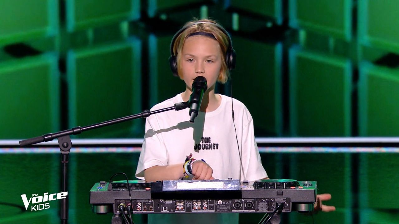 À 9 ans, Léon de Wellin, alias Baby Jumper, monte sur la scène de The Voice Kids