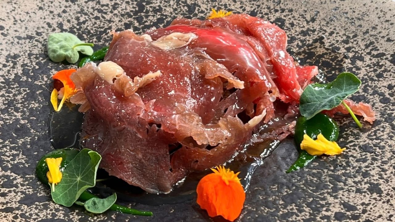 Mille-feuille d’aubergine et bœuf salé : la recette de Séraphin Boon