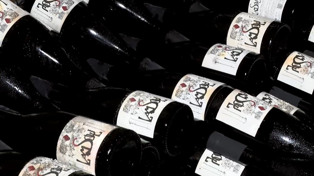 Ces bouteilles de vin ont passé un an dans les grottes de Hotton