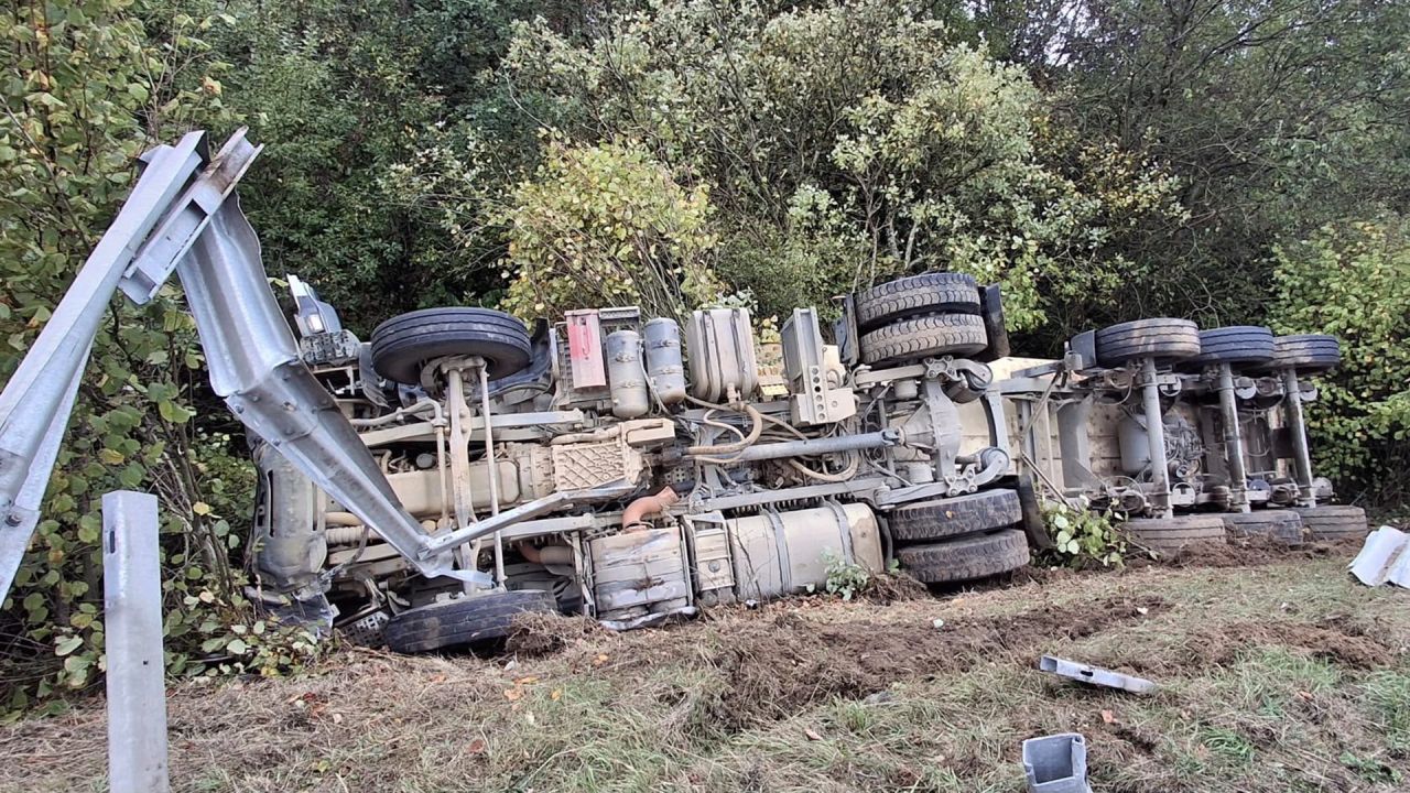 Un camion sort de la E411 à hauteur d'Ochamps (Libin) vers Bruxelles, l'autoroute fermée le temps du dépannage
