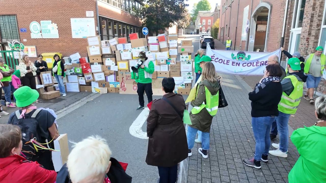 Les syndicats dénoncent un mur construit par le gouvernement entre l'école et la société