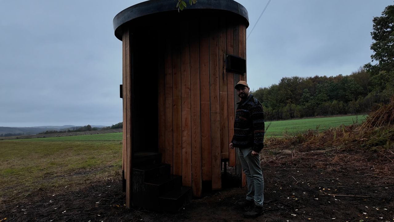 Une tour d'observation et des pierres pour découvrir le paysage autrement sur le site de Fays