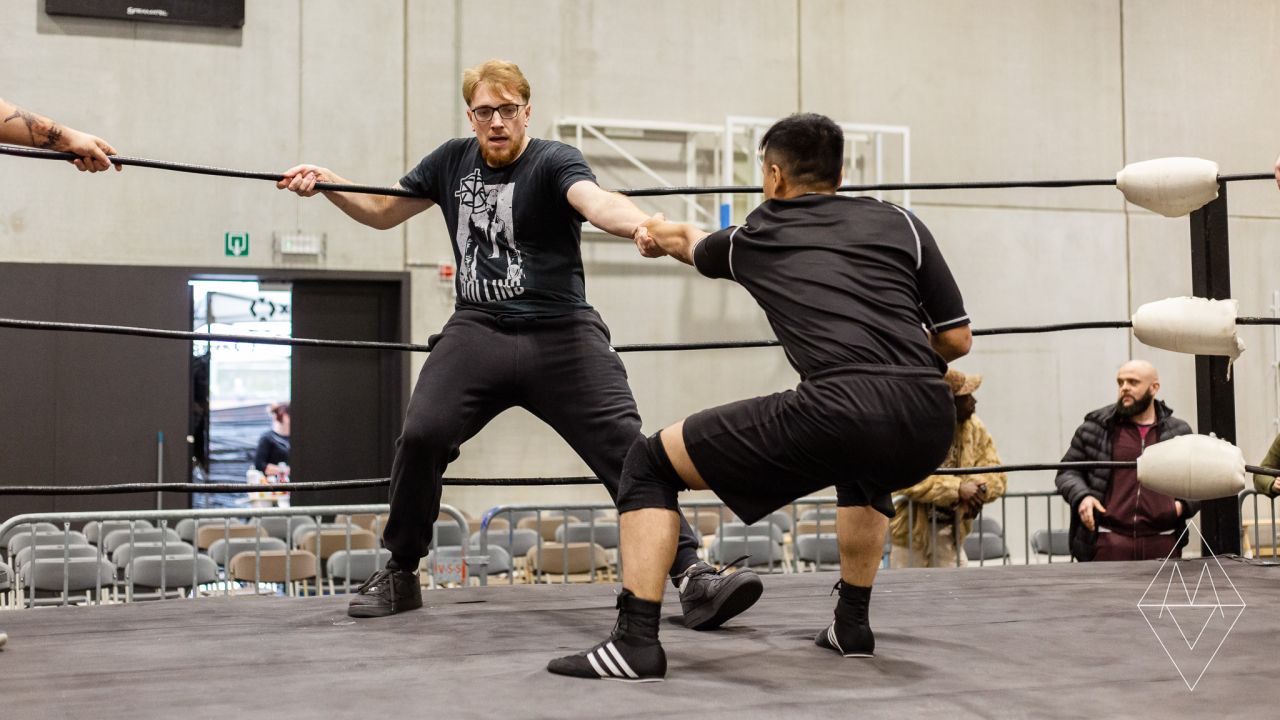 Chutes, suplex et power mooves : les catcheurs débutants montent sur le ring à Vaux-sur-Sûre