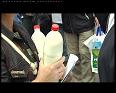 DES AGRICULTEURS OFFRENT DU LAIT AU MARCHE D ARLON
